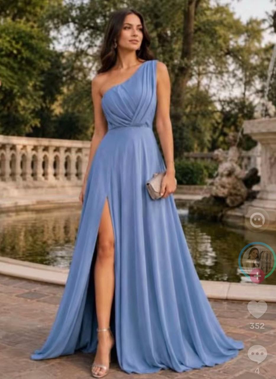 Vestido longo azul-claro de um ombro só, com saia fluida.
