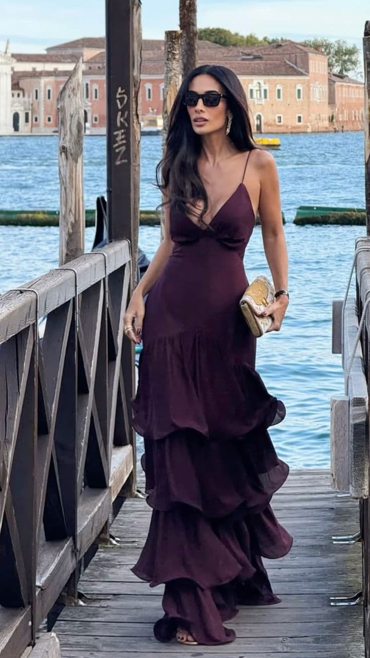 Vestido longo em tom vinho com caimento elegante