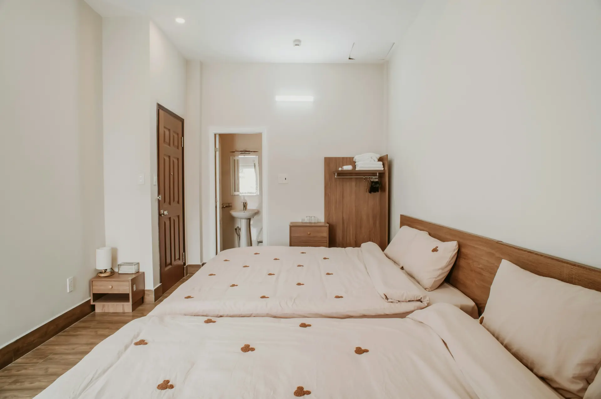 Quarto de hotel aconchegante preparado para hospedagem