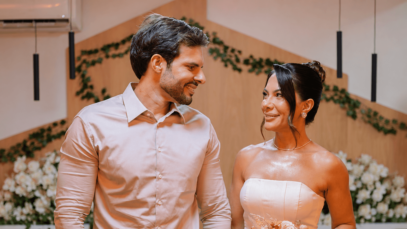 Gina e José Carlos caminhando para o altar