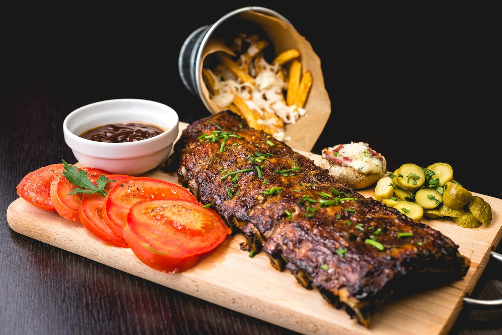 Mesa posta de jantar ao ar livre à beira-mar