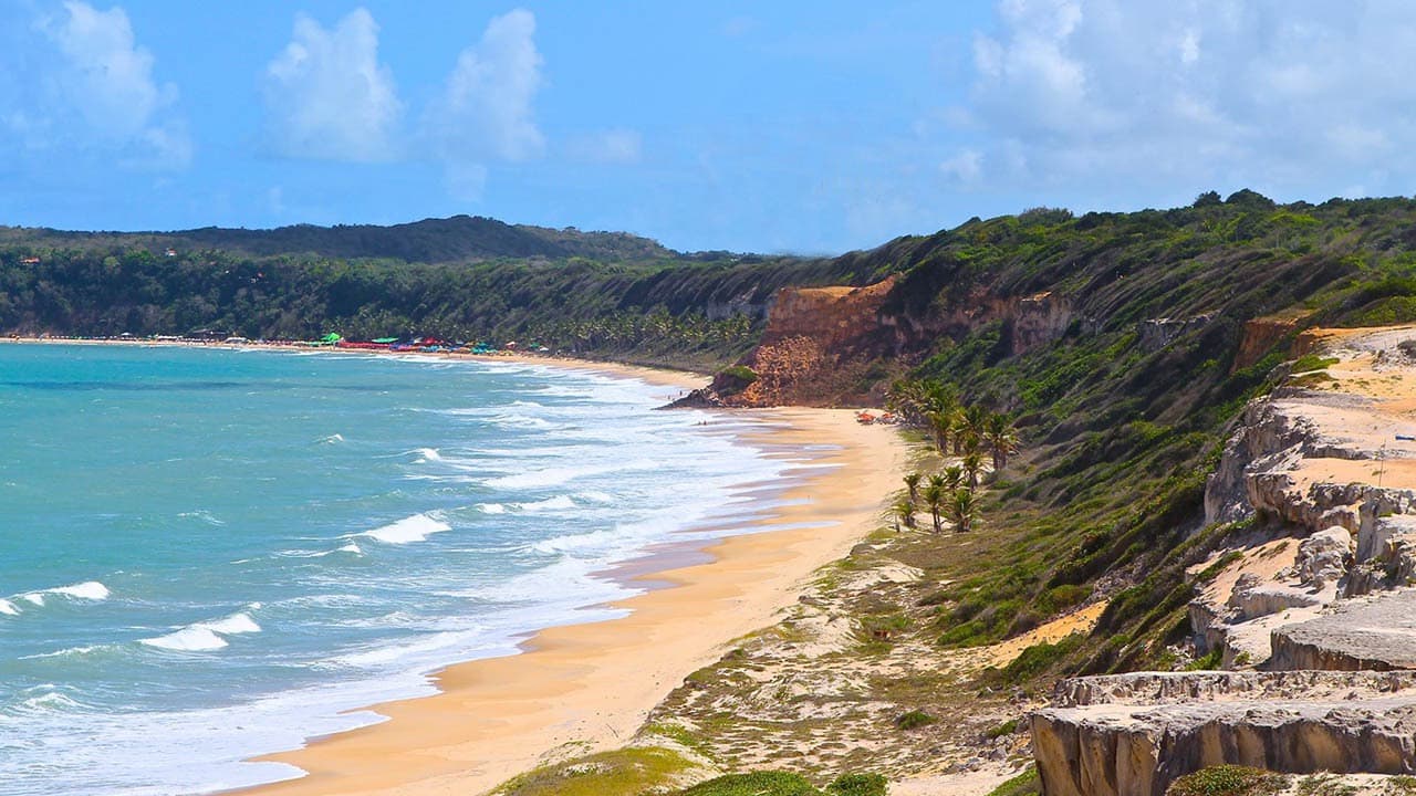 Paisagem panorâmica das falésias e do mar de Praia da Pipa